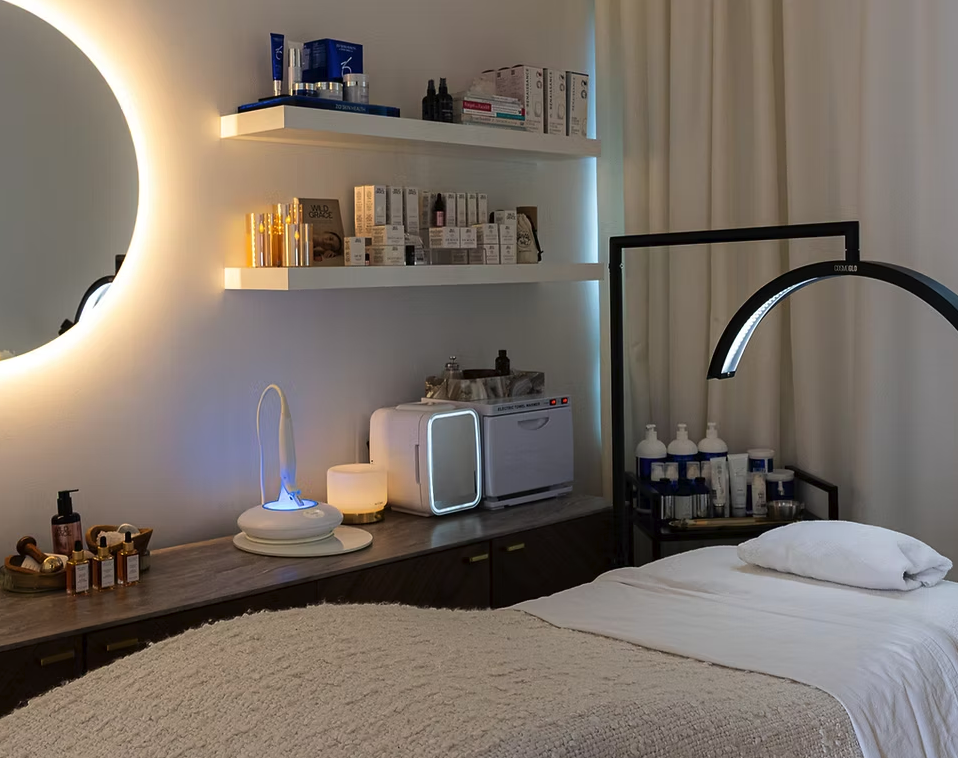 Sculptage treatment room in Dorval with professional skincare equipment and a comfortable treatment bed